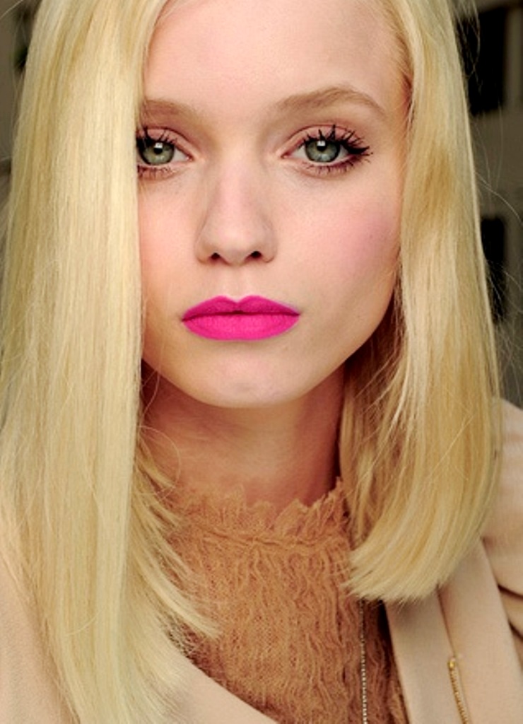 Блондинка с приятной розовой кожей