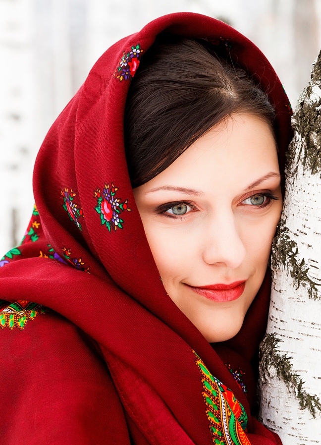 Аня в красном платке - 20 фото