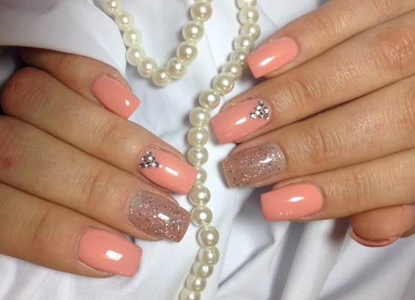 Ногти персикового цвета с блестками фото