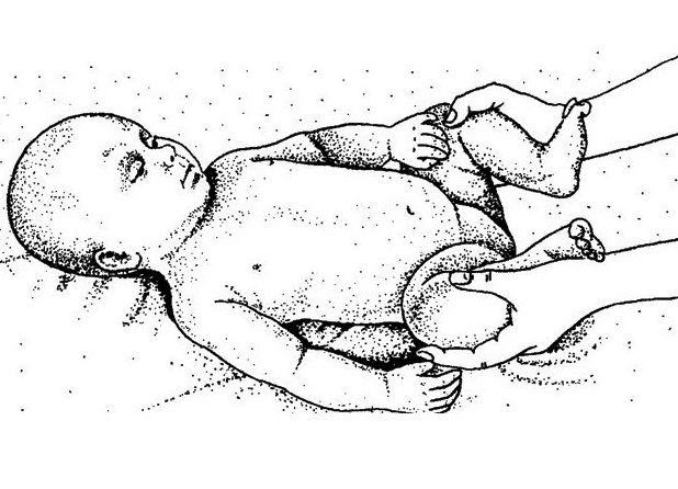 Массаж в 6 месяцев. Сгибание и разгибание ног у детей. Ноги 6 месячного ребенка. Массаж спинки для грудничков 6 месяцев. Переворот ребенка со спины на живот.
