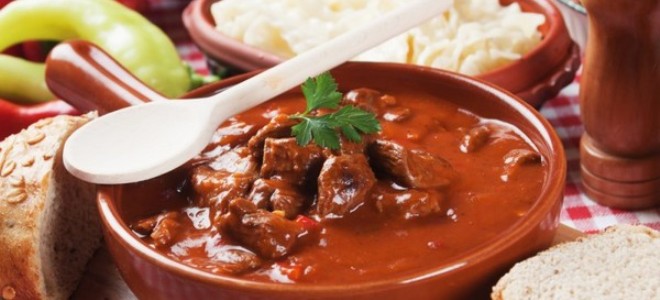 Goulash Din Pui Carne De Vită Carne De Porc și Ficat Cu Sos