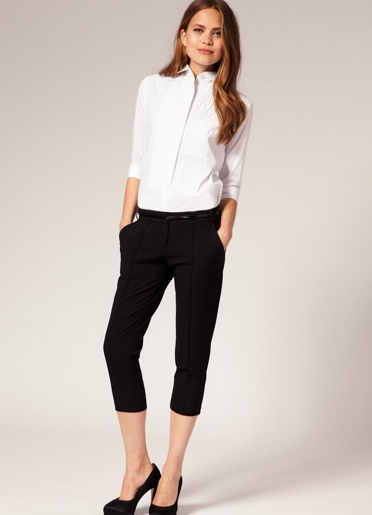Черные брюки белая блузка. Укороченные брюки с блузкой. Укороченные брюки и рубашка. Брюки с рубашкой женские. Белая блузка с брюками.
