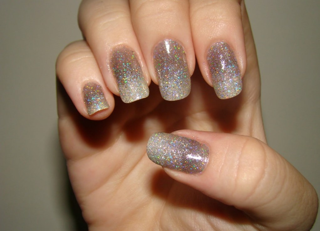 Design of nails with glitter.