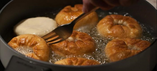 Oil in a bowl of empty peanut flour